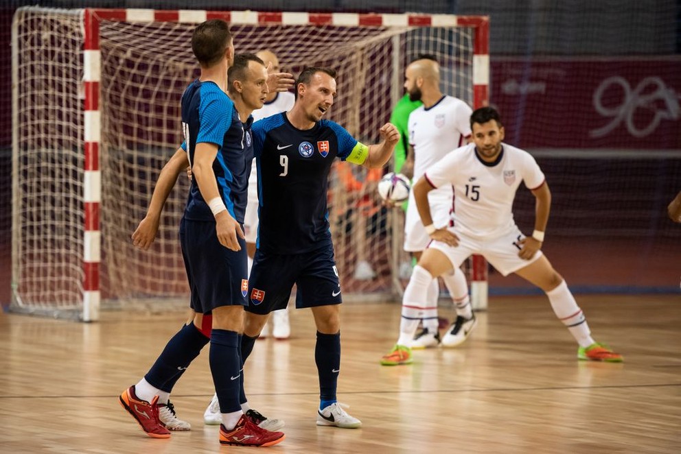 Radosť slovenských futsalových reprezentantov po víťaznom góle do siete USA na turnaji Pre-World Cup FUTSAL DAYS v Bratislave 5. septembra 2021.