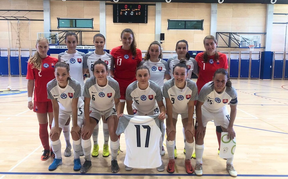 Slovenská futsalová reprezentácia žien pred zápasom proti Slovinsku v slovinskom Dupleku 12. septembra 2021.