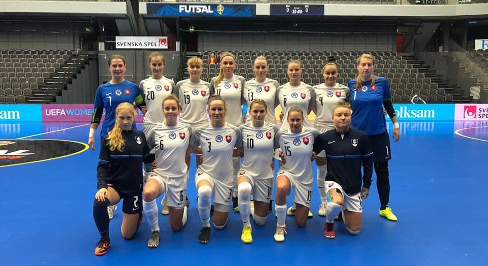 Ženská futsalová reprezentácia pred zápasom proti Španielsku v kvalifikácii ME, 20. októbra 2021 vo švédskom Halmstade.