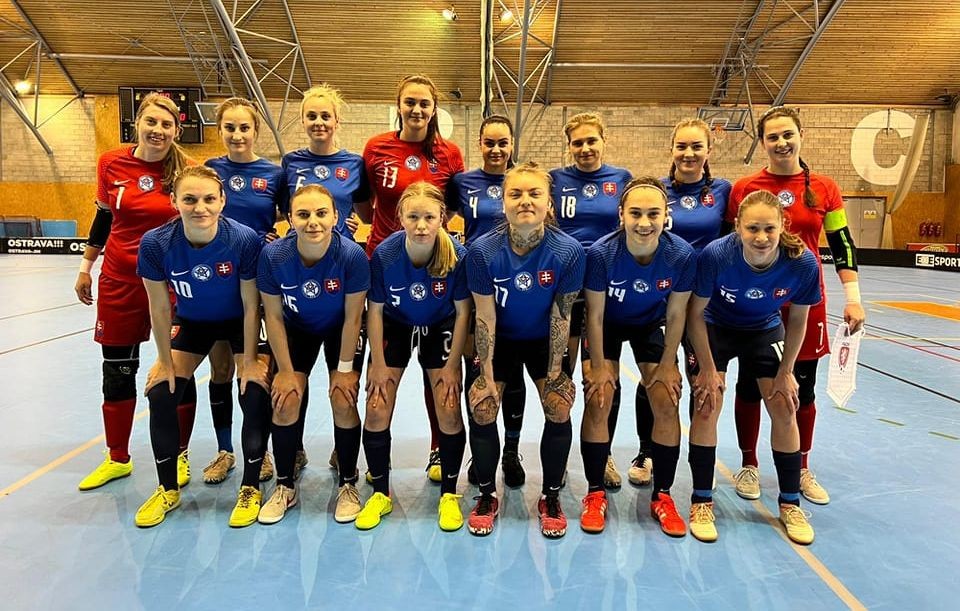 Ženská futsalová reprezentácia pred zápasom proti Českej republike v ostravskej hale Dubina 18. decembra 2021.