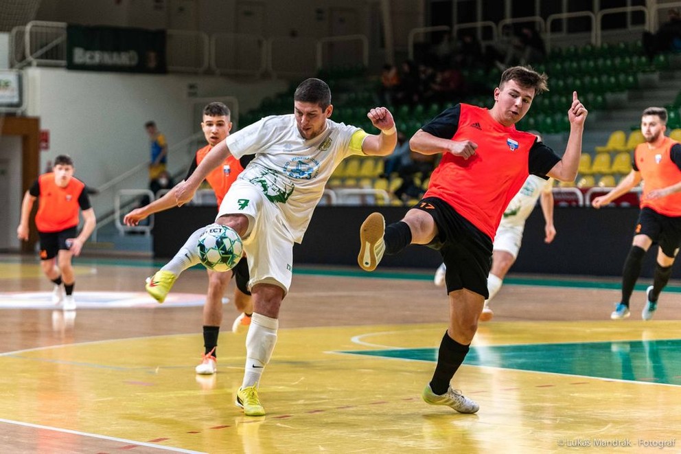 Predohrávka 12.kola Futsal team Levice - Pinerola 1994 Futsal Bratislava sa skončila víťazstvom domácich 5:1.