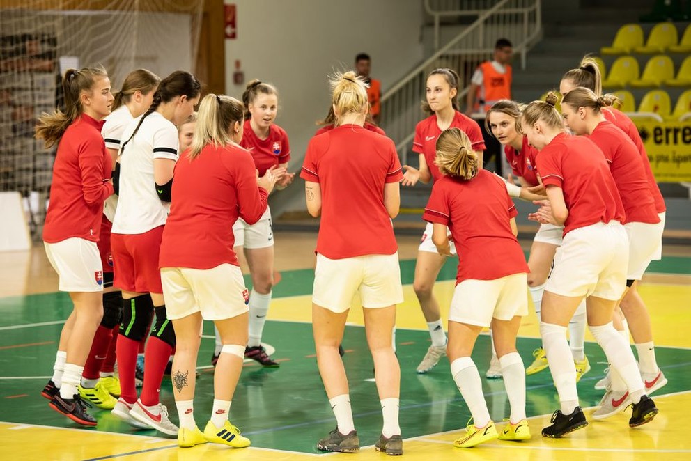Ženská futsalová reprezentácia na rozcvičke pred zápasom proti Švédkam v Leviciach 28. mrca 2022.