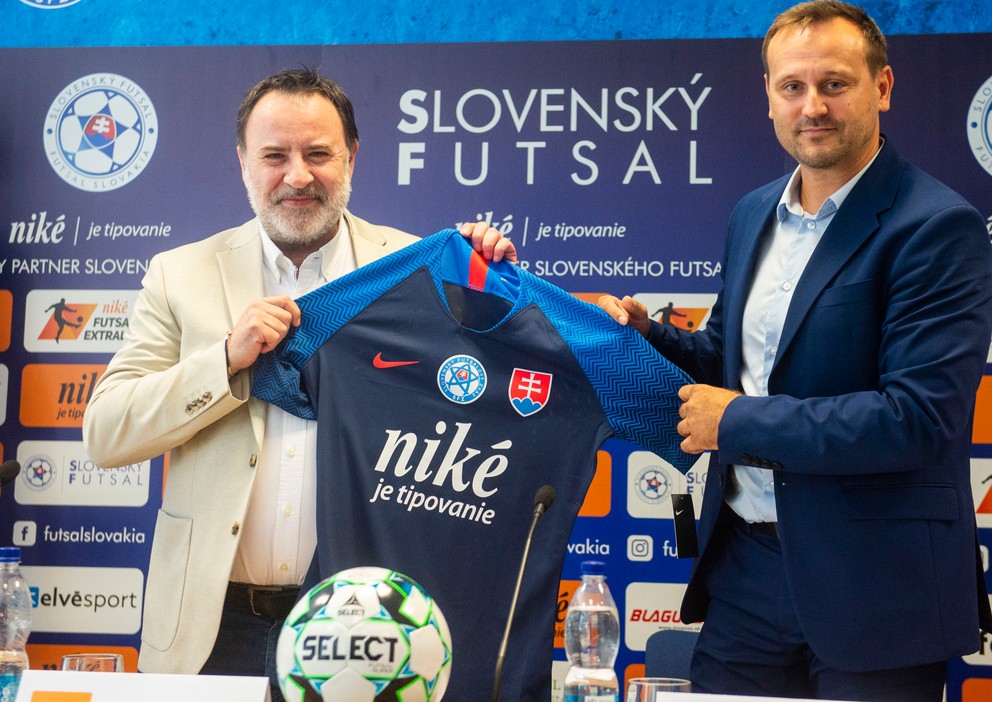 Na snímke výkonný riaditeľ Niké Roman Berger a predseda Slovenského futsalu Tomáš Takáč.