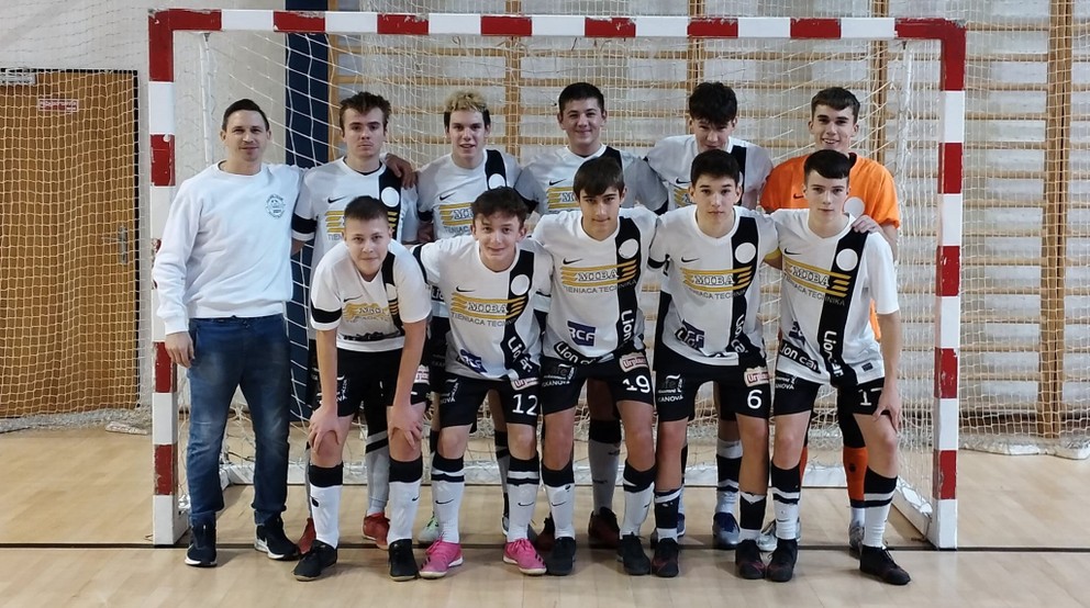 Futsalisti MIBA Banská Bystrica U-17 po víťazstve nad CopyLeaders Prievidza 11. januára 2023 v Badíne.
