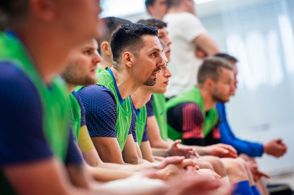 Martin Doša na striedačke počas zápasu proti Maďarsku v rámci turnaja Futsal Fever Days v Šamoríne.