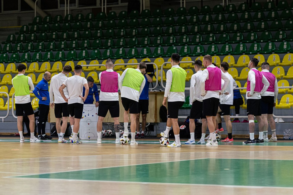 Slovenskí futsaloví reprezentanti počas tréningu v Leviciach.