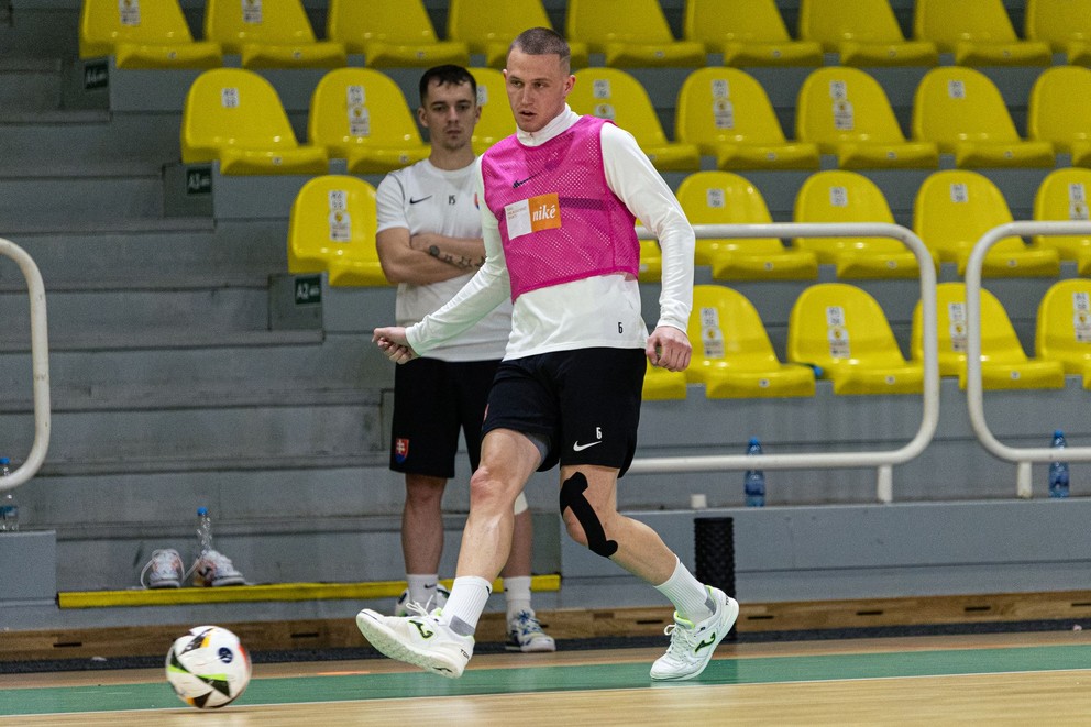 Matúš Ševčík počas tréningu slovenskej futsalovej reprezentácie v HALEON aréne v Leviciach.