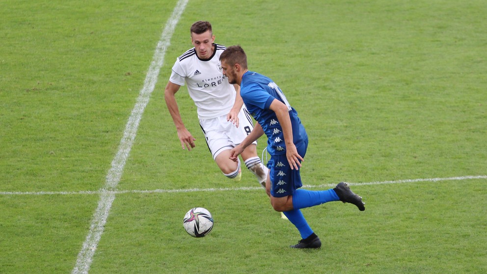 Samuel Farský (v bielom) potešil domáce publikum aspoň gólom z penalty.