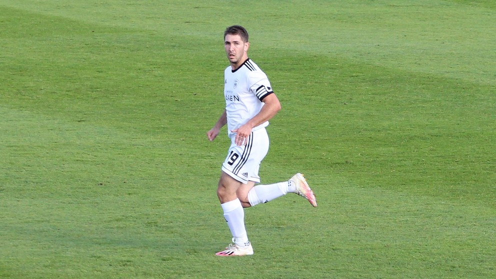 Pravý stredopoliar Matúš Snovák patril medzi najaktívnejších hráčov hostí. 