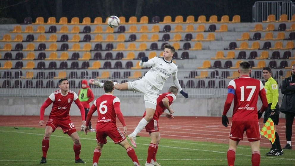 Matej Chorvát (vo výskoku) zaznamenal úvodný gól hostí. Umiestnenou strelou po zemi znižoval na priebežných 2:1.