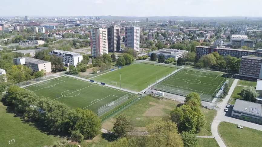 Novovybudovaný futbalový areál Ostrava Vista, ktorý je v prevádzke od roku 2019, ponúka dve ihriská s umelým povrchom a jedno s prírodnou trávou.