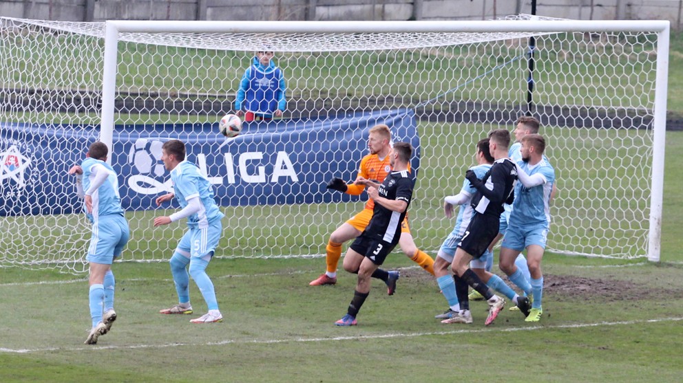 Domácich posadil na koňa vlastný gól stopéra hostí Martina Radulovića-Veličkovića (druhého zľava).
