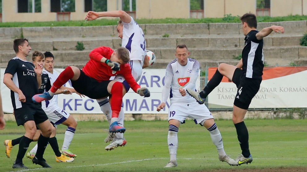 Hosťujúci gólman Jakub Novák (v červenom) musel riešiť viaceré zložité situácie.