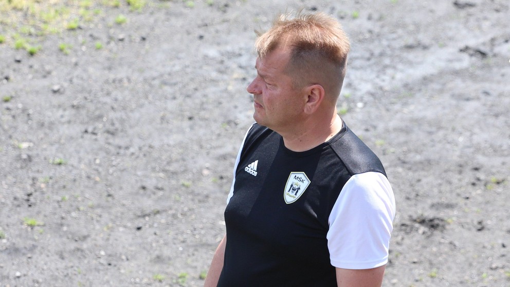 Nový tréner Marián Beňadik nemá dôvod na úsmev. Omladený káder zatiaľ nehrá podľa jeho predstáv.