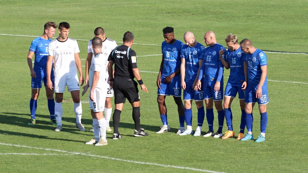 Hostia zo Spiša (v modrom) prinútili Námestovčanov hrať aktívne do poslednej minúty zápasu.