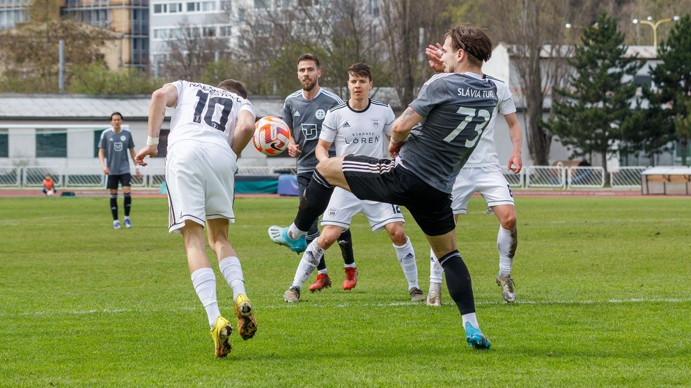 Námestovčania (v bielom) bojovali, no zo zápasu odchádzali ako porazení.