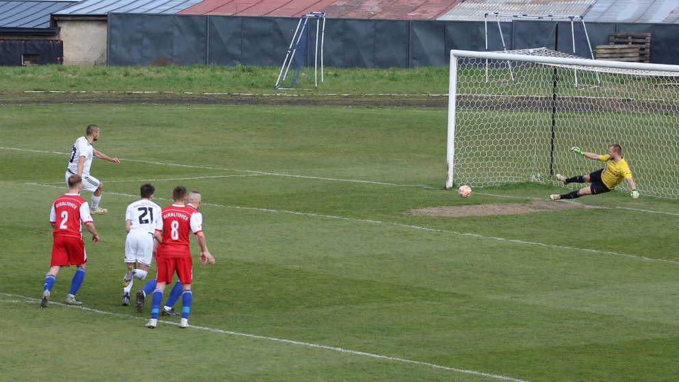 Premenená penalta domáceho Piotra Straczeka na začiatku druhého dejstva.