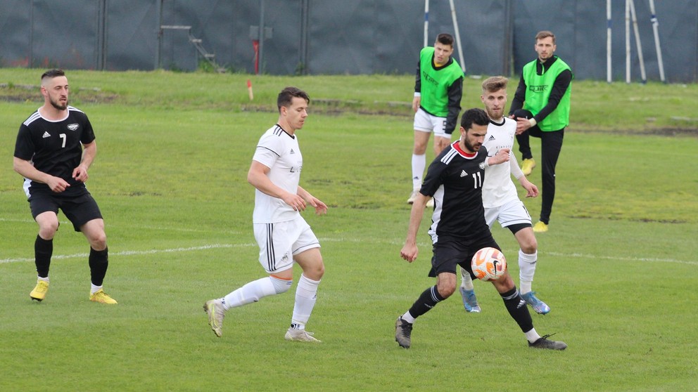 Gól na kopačke mal aj Patrik Mäsiar (v strede), brániaci spoločne s Jozefom Stašákom Ivana Kotoru (s loptou).