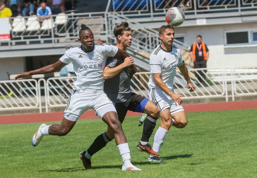 Francúzsky legionár Serge Mbang (vľavo) absolvoval súťažný debut v námestovskom drese. Rozhodne si ho však predstavoval ináč.