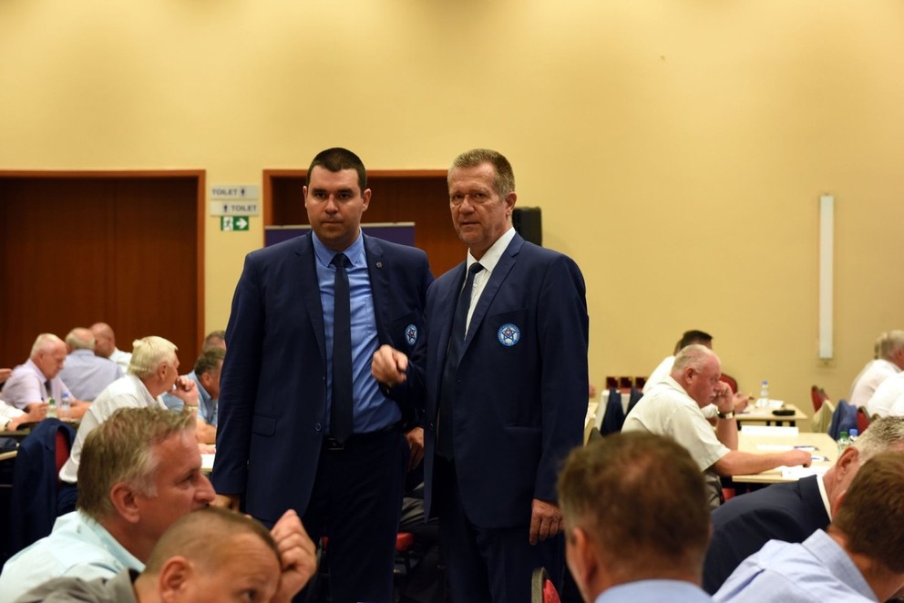 Vedúci oddelenia riadenia súťaží Miroslav Richtárik (vpravo) s organizačným pracovníkom tohto oddelenia Pavlom Páchnikom počas konferencie SFZ.