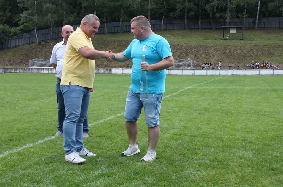 Na znak vďaky si predseda ObFz Igor Krško (v žltom) vyslúžil od predstaviteľov klubu tamojšiu slivovicu.