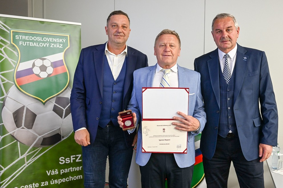 Generálny sekretár SFZ Peter Palenčík (vľavo) a predseda SsFZ Stanislav Neuschl (vpravo) odovzdali strieborný odznak SFZ členovi výkonného výboru SsFZ a predsedovi Liptovského futbalového zväzu Igorovi Repovi.