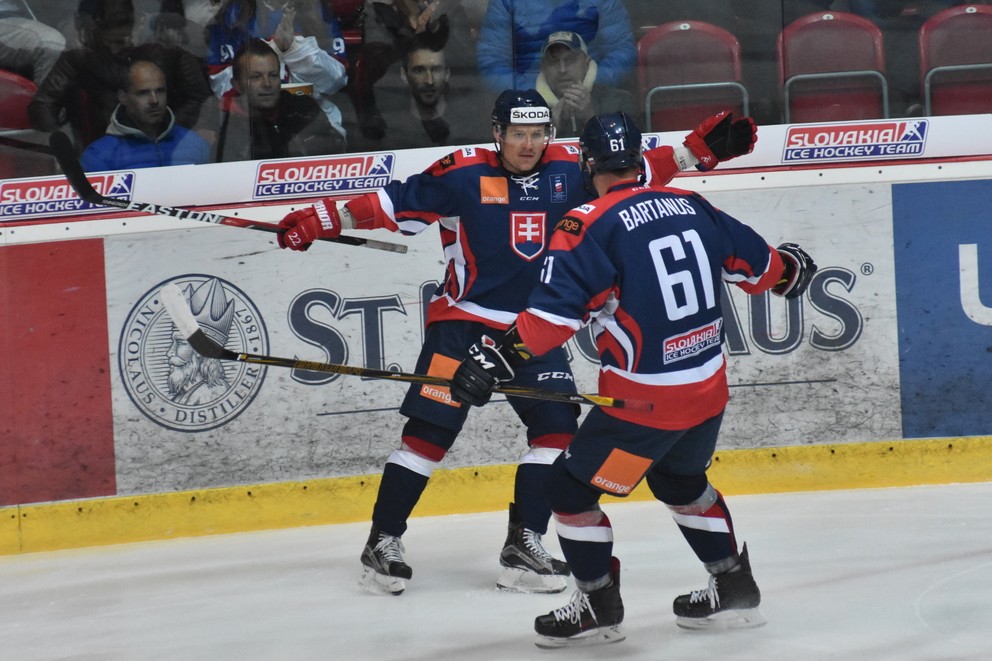 Slovenskí reprezentanti Vladimír Dravecký (vľavo) a Marek Bartánus (vpravo) oslavujú prvý gól.