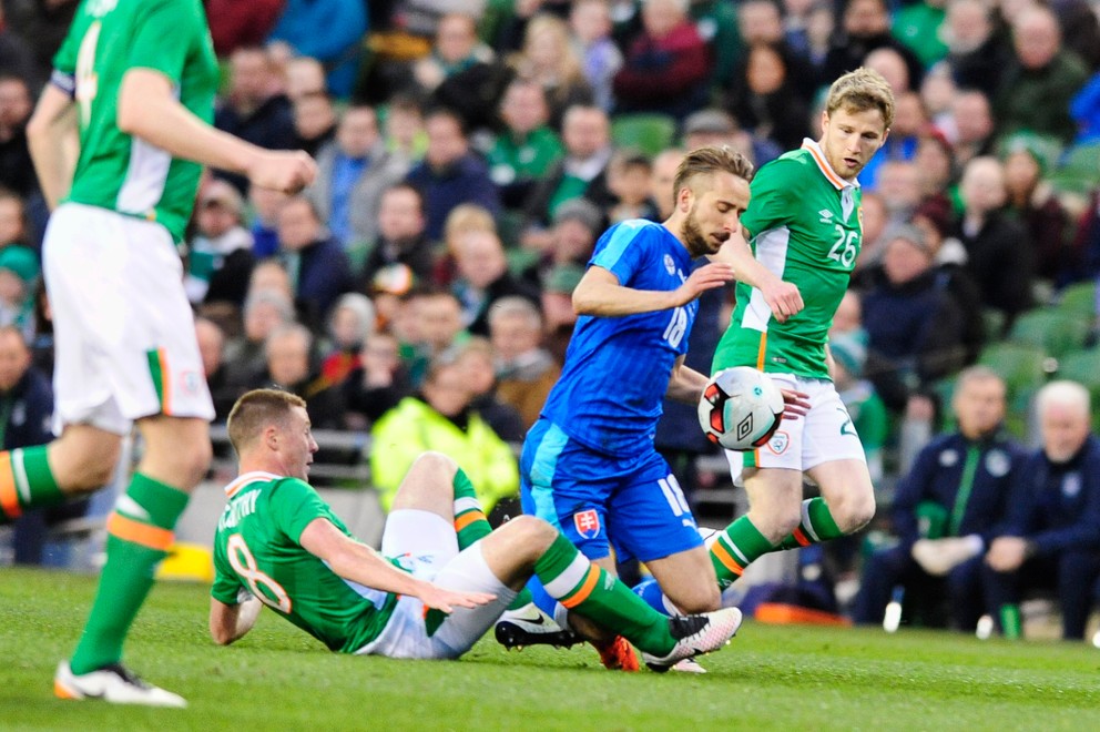 Dres slovenskej reprezentácie si Dušan Švento (v modrom) obliekol aj v marcovom prípravnom zápase v Dubline proti domácemu Írsku.