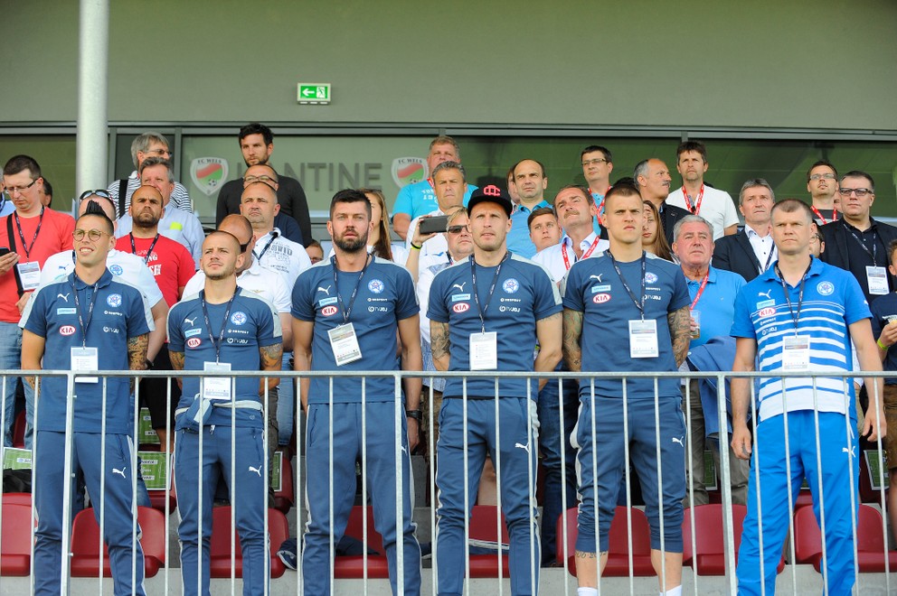 Najväčšie hviezdy slovenského národného tímu sledujú zápas iba z hľadiska.