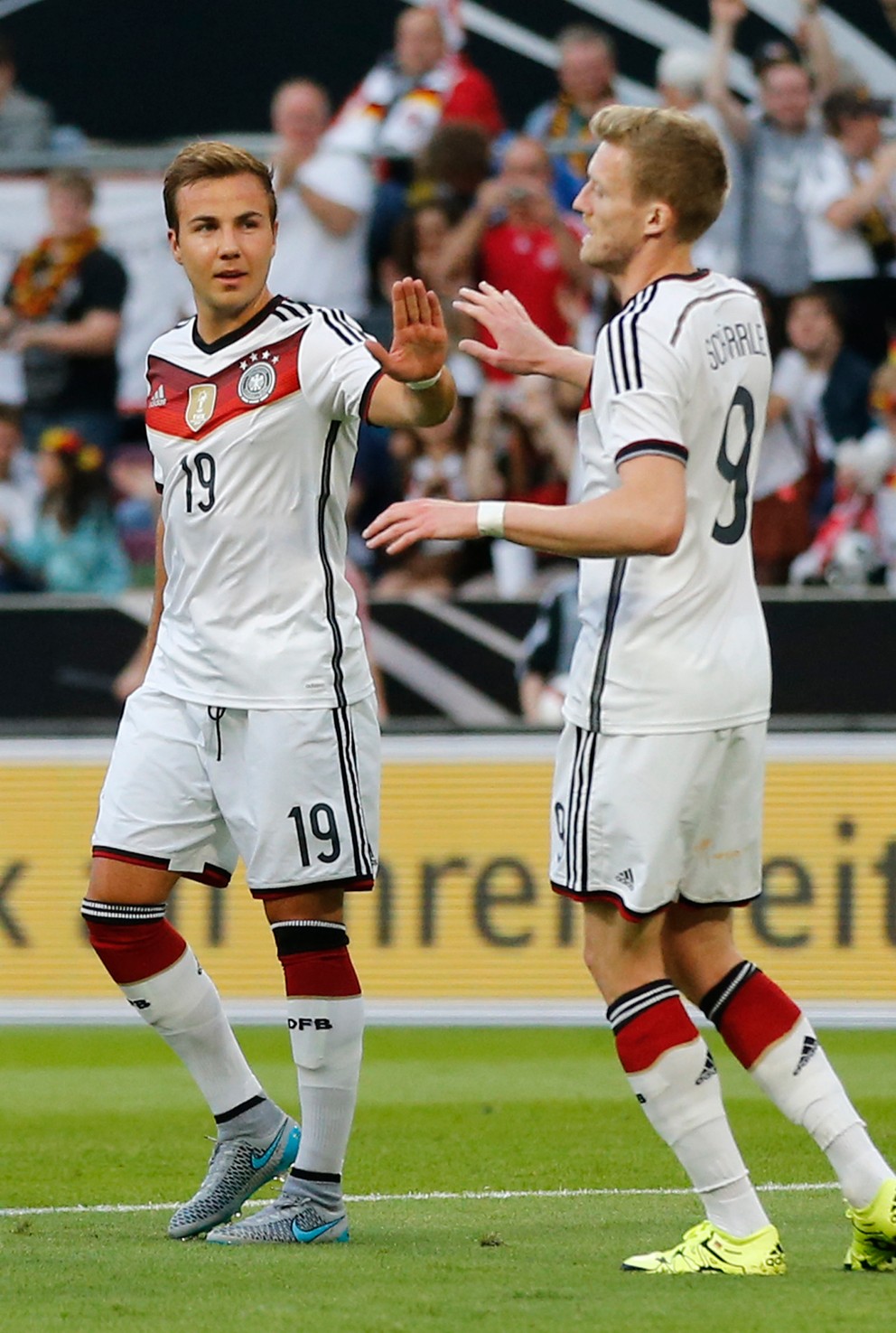 Mario Götze (vľavo) je zázračným chlapcom nemeckého futbalu. medzi najlepších hráčov Nemecka patril aj v dnešnom dueli, z výhry sa však netešil.