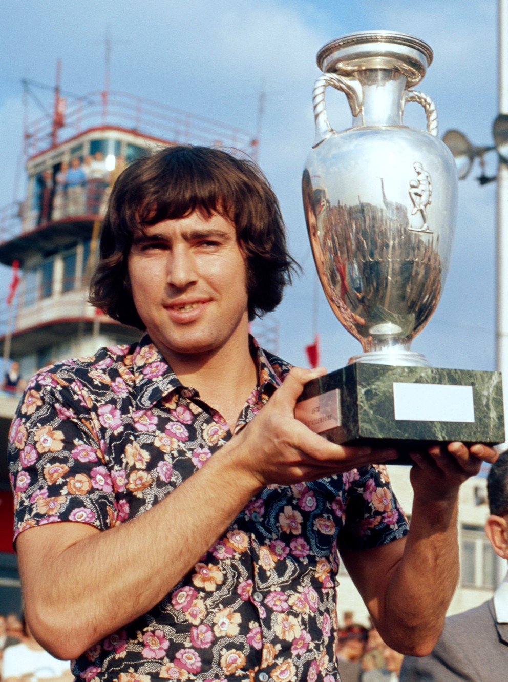 Kapitán víťazného tímu z ME 1976 Anton Ondruš s trofejou po prílete domov.
