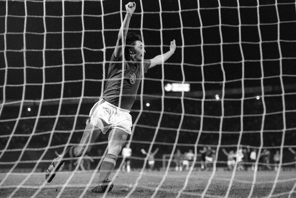 Antonín Panenka oslavuje premenenú penaltu na ME 1976.
