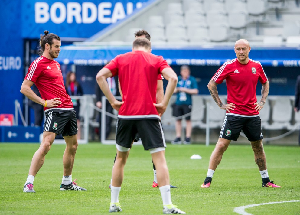 Na tréningu waleskej reprezentácie pútal najväčšiu pozornosť Gareth Bale (vľavo).