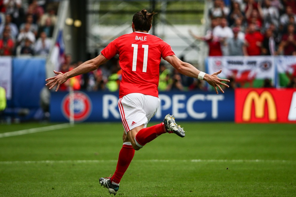 Gareth Bale oslavuje gól do siete Slovenska.