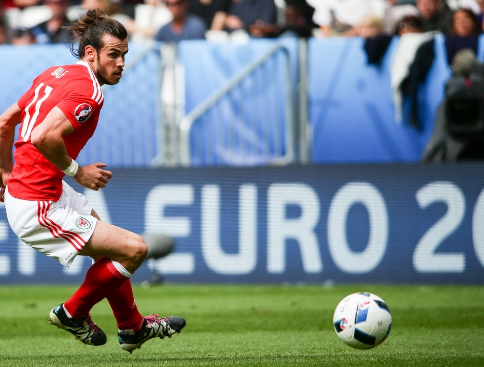 Gareth Bale je opäť kľúčovým hráčom Walesu, spoluhráči ho často hľadajú prihrávkami.