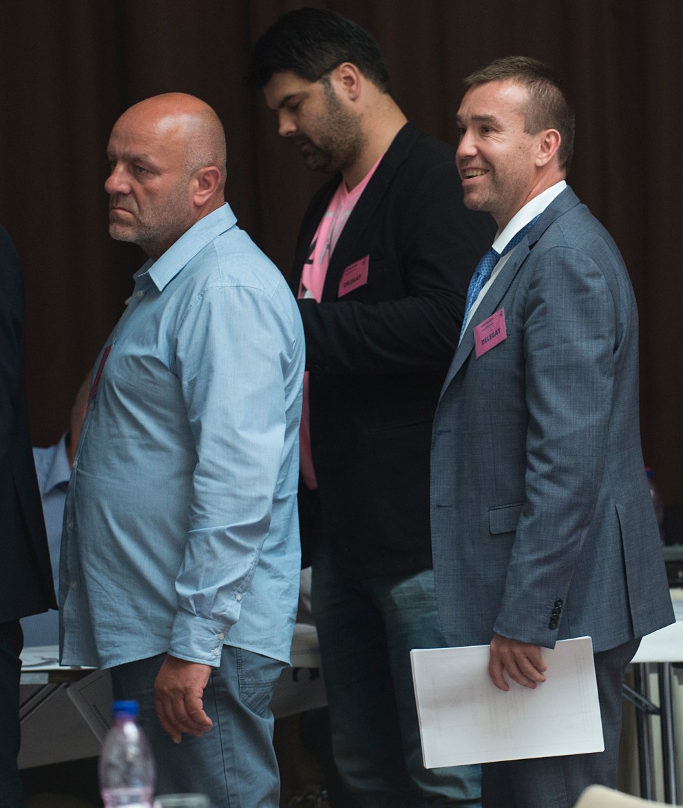 Žigmund Pálffy (vpravo) bol pred hlasovaním v dobrej nálade. Vo voľbách podporil Tibora Turana.