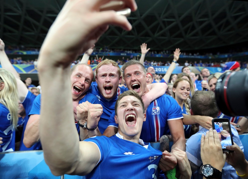Islandský futbalista Haukur Heidar Hauksson sa fotí s fanúšikmi.