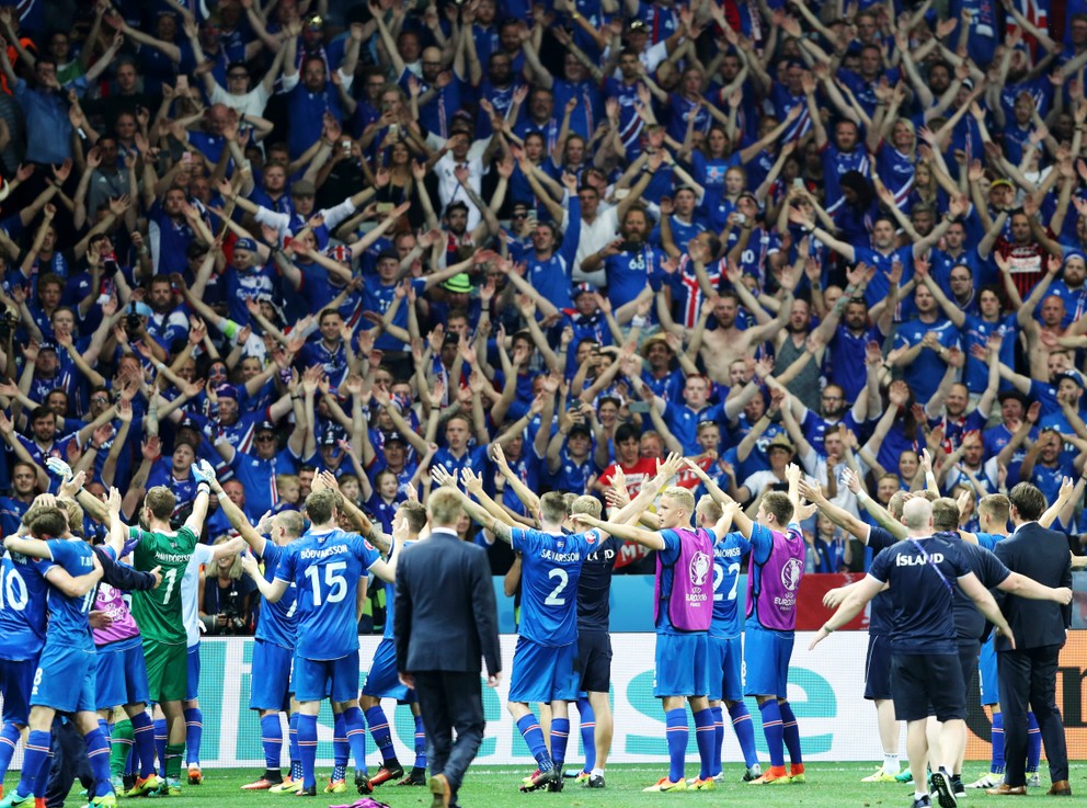 Hráči Islandu oslavujú s fanúšikmi.