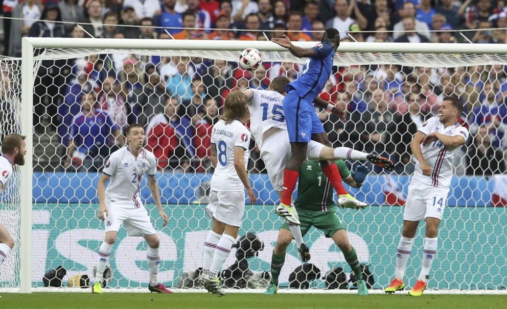 Skvostný výskok Paula Pogbu (v modrom) pri druhom góle Francúzska.