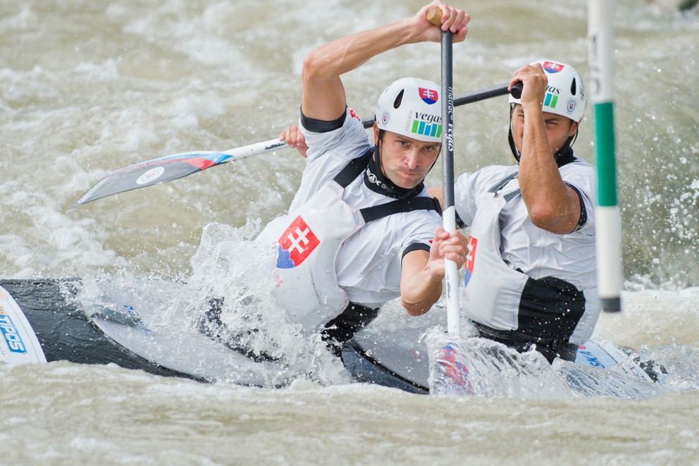 Reprezentanti Slovenska vo vodnom slalome v kategórii C2 Ladislav (vpredu) a Peter Škantárovci.