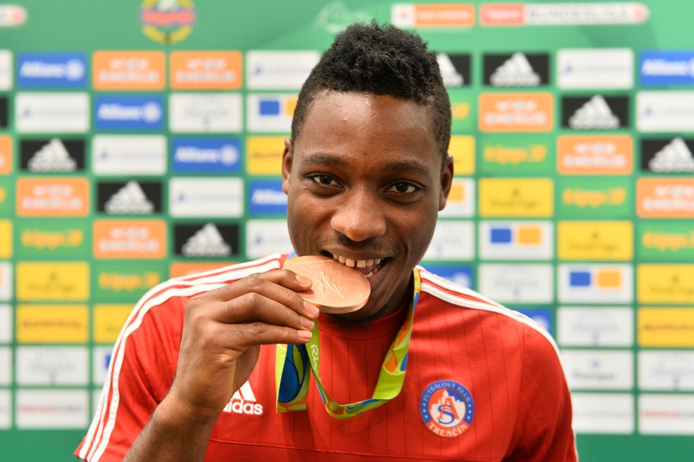 Kingsley Madu výkonmi v drese Trenčína zaujal aj v národnom mužstve. S Nigériou vybojoval na olympiáde v Riu bronzovú medailu. V klube s ňou ešte stihol zapózovať, teraz však odchádza.