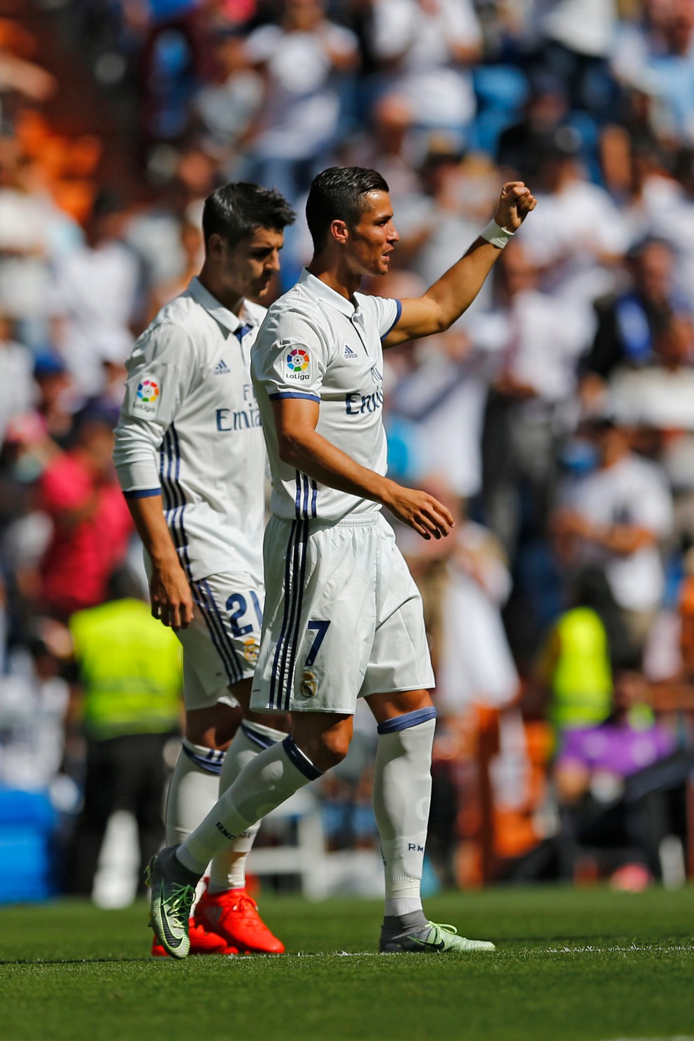 Cristiano Ronaldo (vpravo) sa teší zo streleného gólu.