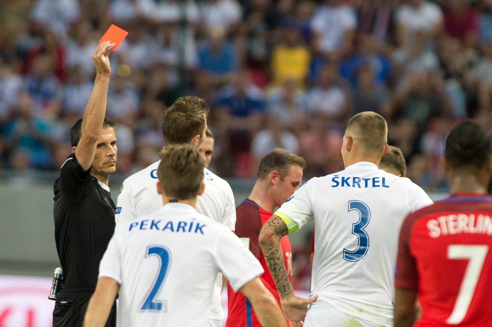 Jeden z najdôležitejších momentov zápasu Slovensko - Anglicko; červená karta pre Martina Škrtela.