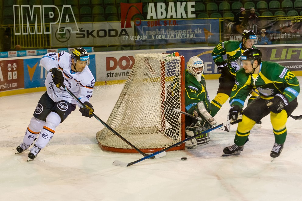 Ladislav Nagy (vľavo) z HC Koššice sa spoza brány pokúša zakončiť svoju akciu.