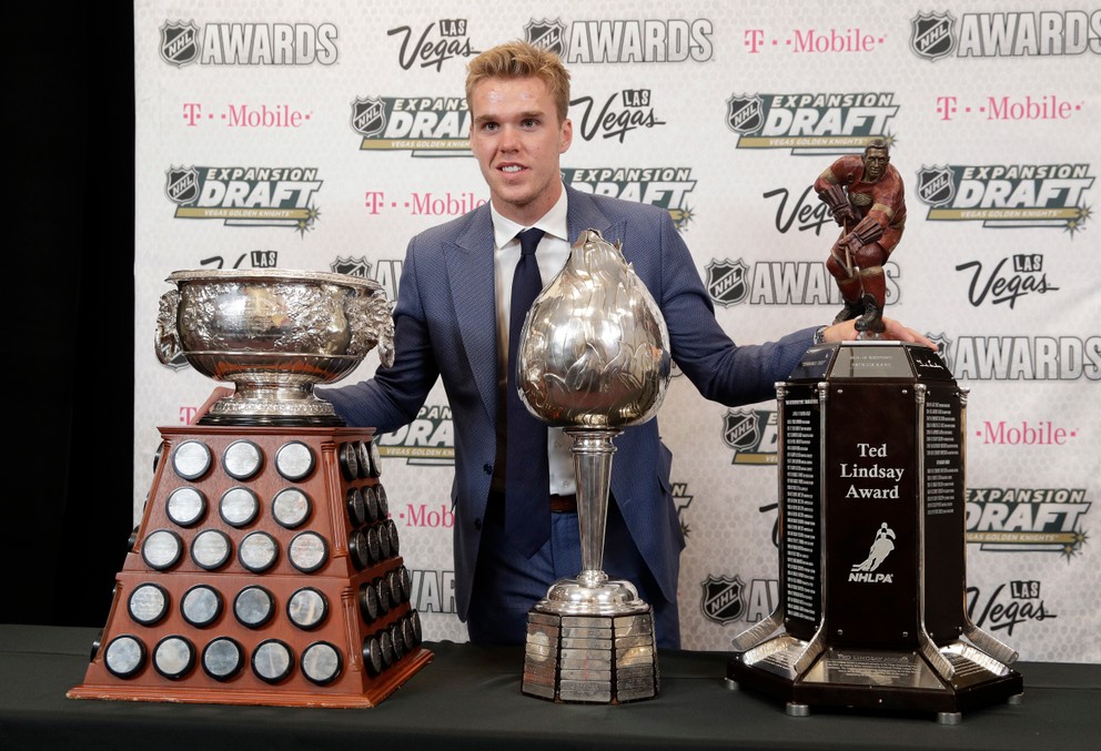 Connor McDavid už v mladom veku zbiera individuálne trofeje.