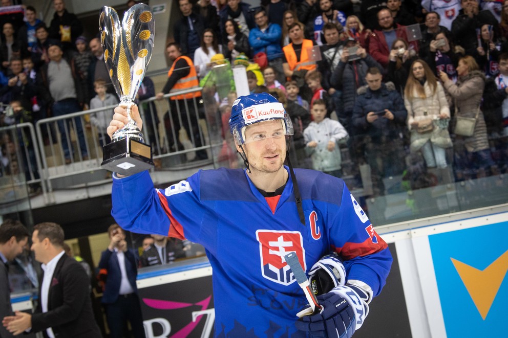 Kapitán Michal Sersen s trofejou pre víťazný tím.
