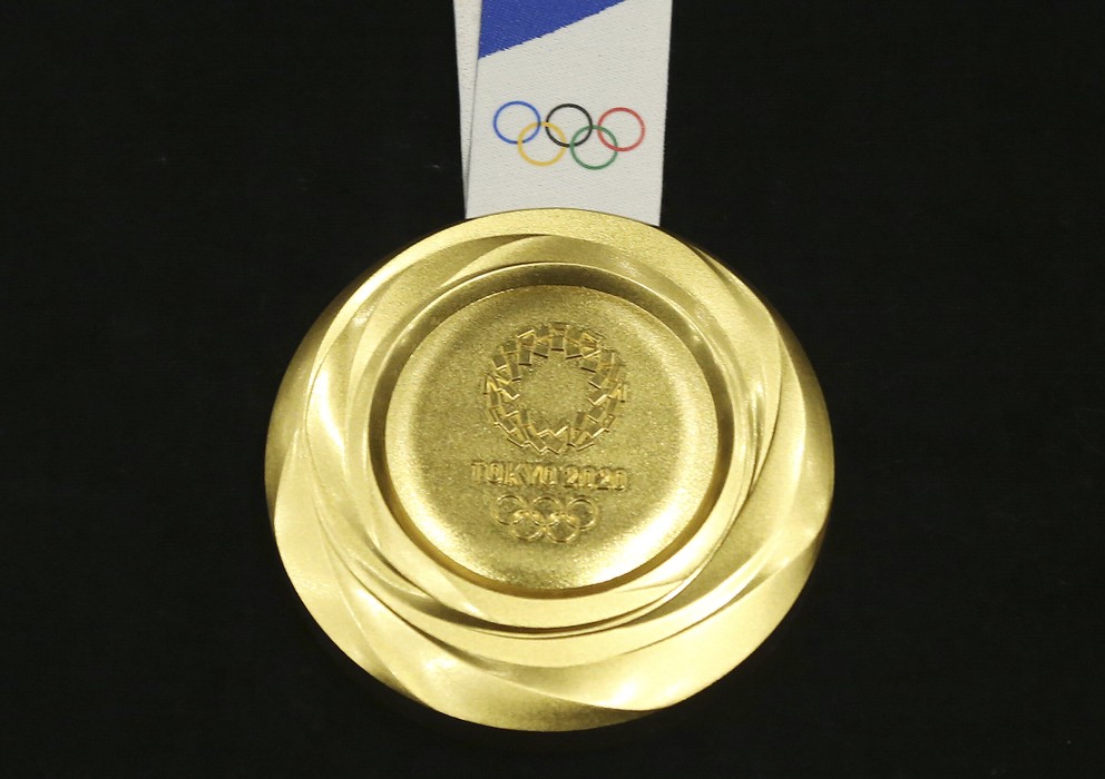 Na snímke zlatá medaila pre olympijského víťaza počas slávnostnej prezentácie kolekcie medailí rok pred začiatkom Hier XXXII. olympiády Tokio 2020 v Tokiu 24. júla 2019.