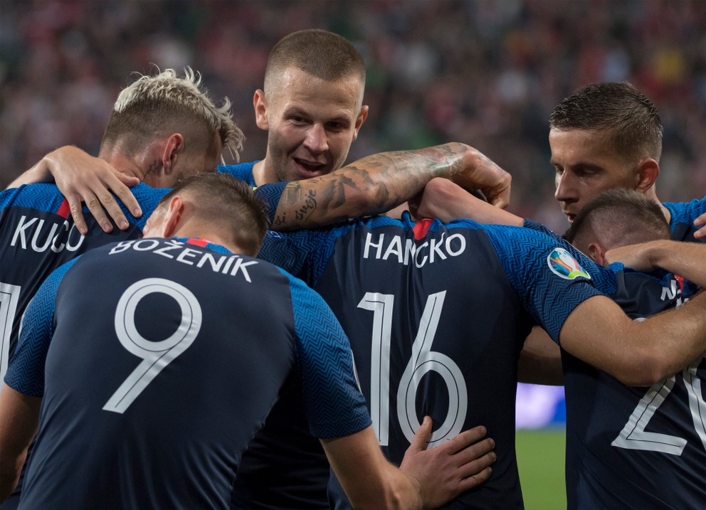 Slovenskí futbaloví reprezentanti počas zápasu s Maďarskom v kvalifikácii na Euro 2020.