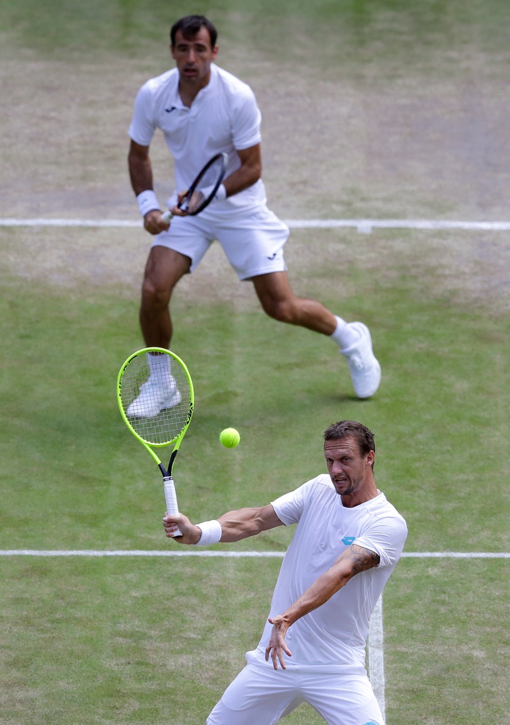 Filip Polášek (vpredu) si vlani zahral s Ivanom Dodigom v semifinále Wimbledonu. 