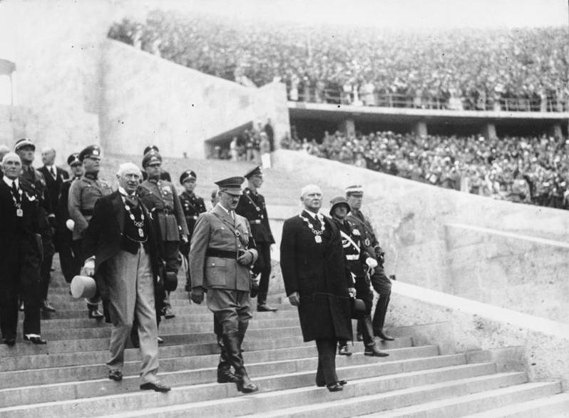 Zľava Henri de Baillet-Latour (šéf MOV), Adolf Hitler, Theodor Lewald (šéf organizačného výboru OH 1936) na berlínskej olympiáde v roku 1936.